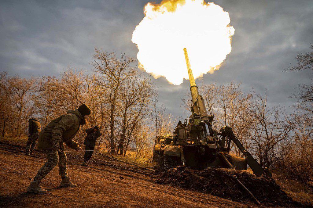 Ukrainische Soldaten feuern eine 2S7 Pion Selbstfahrlafette an der Front in Cherson, Ukraine. 