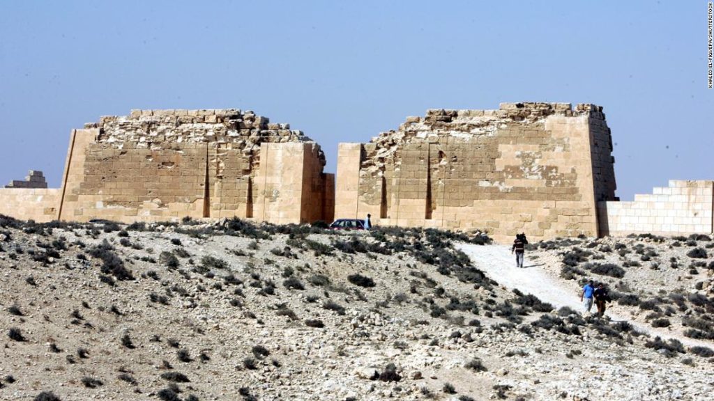 Ein unter einem ägyptischen Tempel entdeckter Tunnel könnte laut einem Archäologen zum Grab von Kleopatra führen