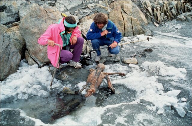 Zwei Kletterer mit Ötzi, der ältesten natürlichen menschlichen Mumie Europas, in den Ötztaler Alpen zwischen Österreich und Italien im September 1991.
