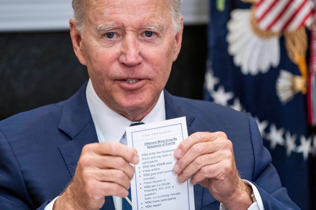 Im Juni blitzte Biden versehentlich ein "Spickzettel" der es dem Präsidenten befohlen hat "Sag Hallo" Meeting-Teilnehmer. 
