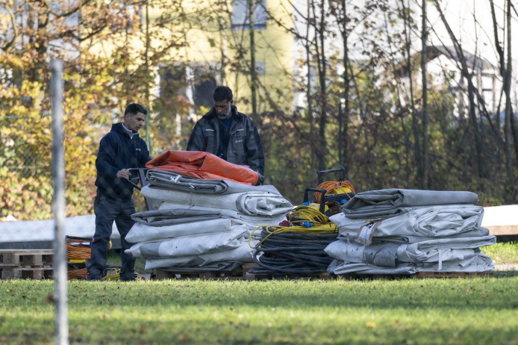 In einem Asylstreit baut der österreichische Bürgermeister die Zelte von Migranten ab
