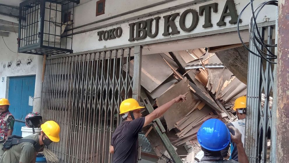 BILD: Arbeiter inspizieren ein bei einem Erdbeben beschädigtes Geschäft in Cianjur, West-Java, Indonesien, 21. November 2022.