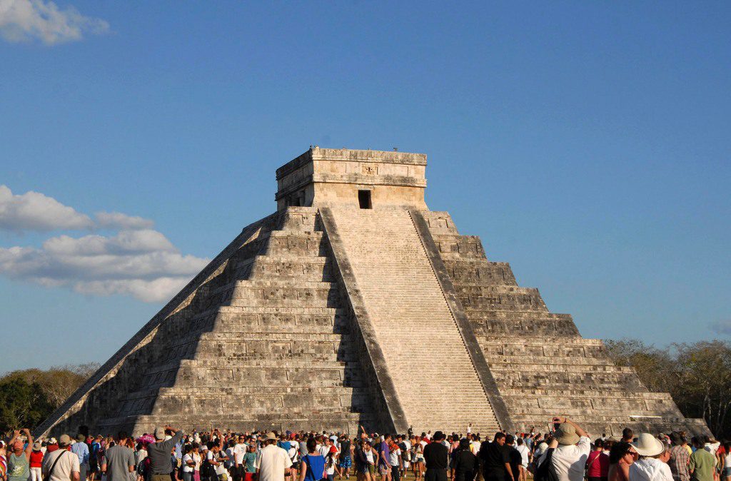 Touristen versammeln sich unter der Pyramide von Chichen Itza in Mérida