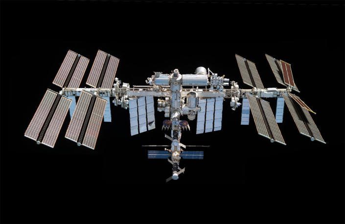 Die NASA rüstet das Solarstromsystem der Internationalen Raumstation auf.  Die ersten beiden von sechs ausfahrbaren Solarmodulabdeckungen wurden im vergangenen Jahr installiert und ganz rechts an den äußeren Erstausrüstungspanels angebracht.  Zwei an Bord der Cargo Dragon Saturday gestartete Einsatzbuchten werden an Innenbuchten auf der rechten und linken Seite der Station angeschlossen.  / Bildnachweis: NASA