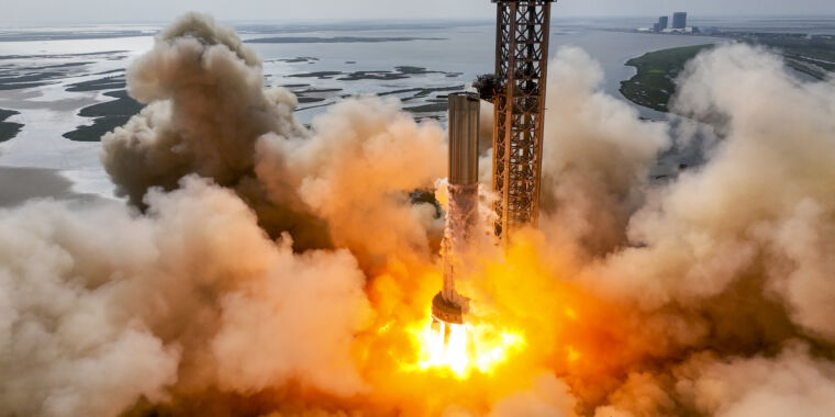 SpaceX startet 11 Triebwerke, während es eine riesige Rakete für den Orbitaltest vorbereitet