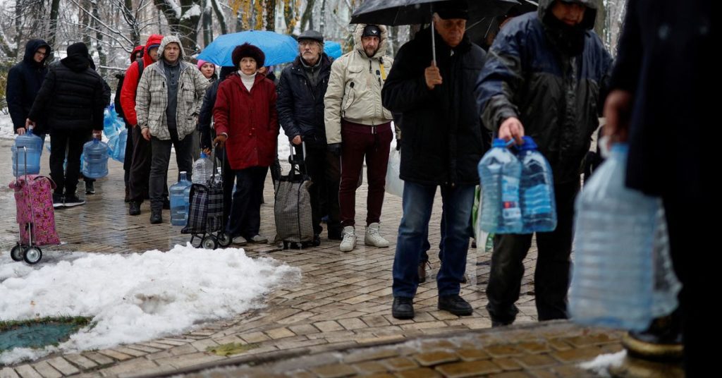 Das schneebedeckte Kiew kämpft mit Stromausfällen und befürchtet neue Angriffe