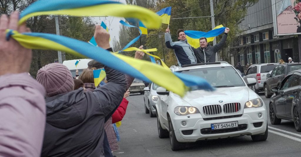 Der Ukrainer Cherson beeilt sich, Strom und Wasser wiederherzustellen, nachdem Russland sich zurückgezogen hat