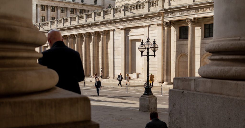 Inmitten von Rezessionsprognosen erhöht die Bank of England die Zinssätze