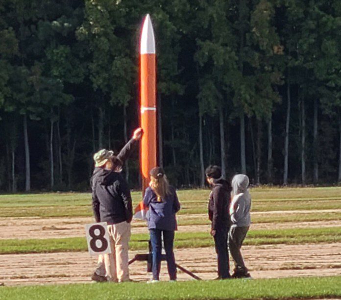 4-H-Raketenteam mit Rakete auf Startrampe