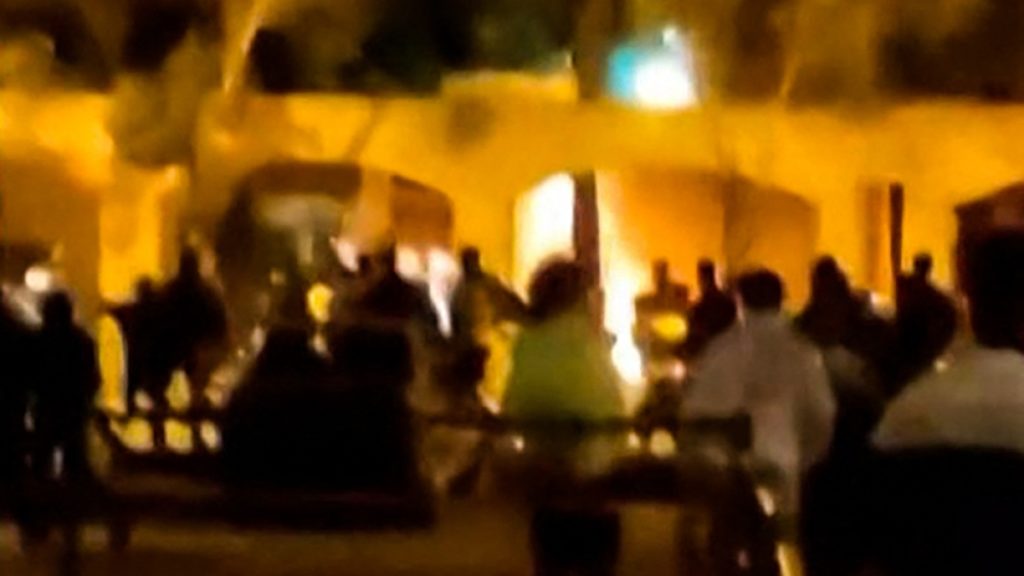 Videos behaupten, das brennende Haus des verstorbenen iranischen Führers Khomeini zu zeigen |  Neu