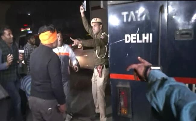 Vor laufender Kamera greifen mit Schwertern bewaffnete Männer einen Polizeiwagen mit Aaftab Poonawala an