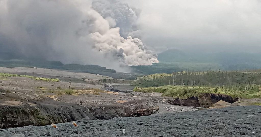 Indonesien evakuiert Dorfbewohner, als ein Vulkan auf der Insel Java ausbricht