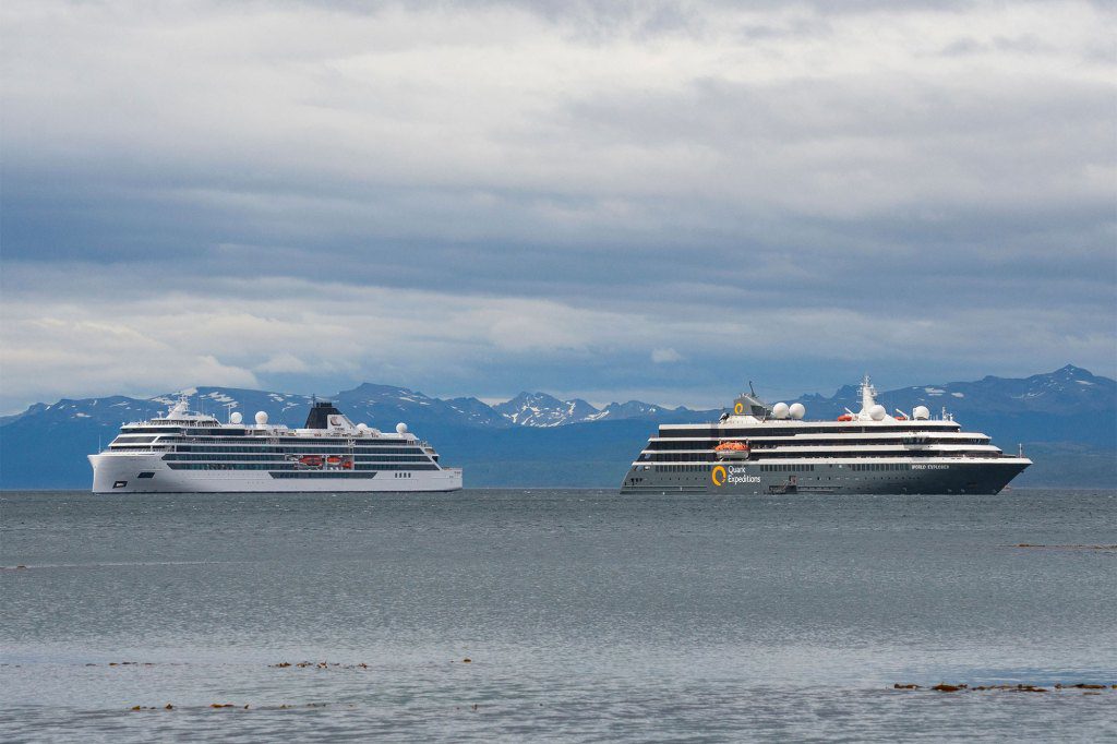 Das Kreuzfahrtschiff Viking Polaris (L) und das Schiff MV World Explorer unter norwegischer Flagge, gechartert von Quark Expeditions, ankern am 1. Dezember 2022 in den Gewässern des Atlantischen Ozeans in Ushuaia, Südargentinien. 
