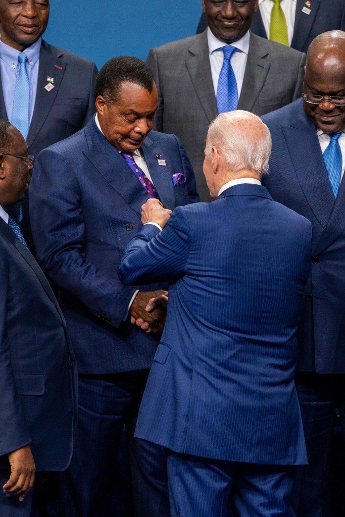 Biden spricht mit dem Präsidenten der Republik Kongo, Denis Sassou Nguesso, der insgesamt 38 Jahre im Amt war. 
