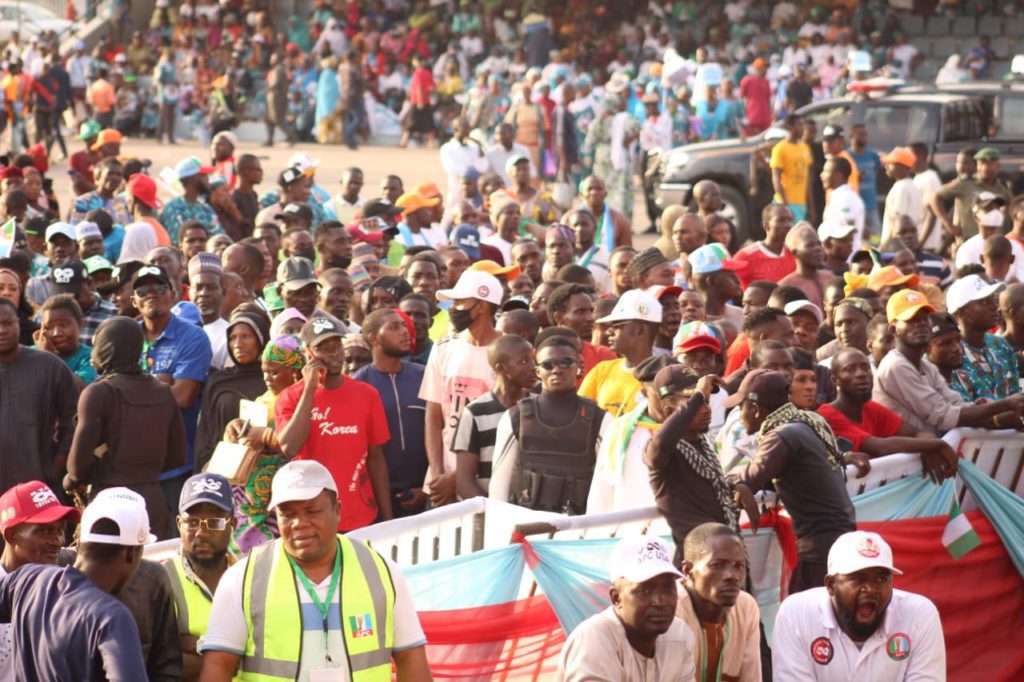 2023: Massive Menschenmassen in Abuja, als APC-Frauen und -Jugendliche eine Kundgebung für die Präsidentschaft von Tinubu/Shettima abhalten