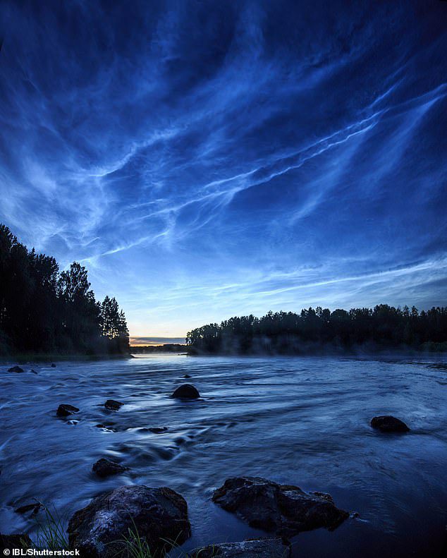 Leuchtende Nachtwolken oder helle Nachtwolken bilden sich normalerweise im späten Frühjahr und Frühsommer, wenn sich die untere Atmosphäre erwärmt.  Im Bild: Nachtwolken in Schweden im Jahr 2020