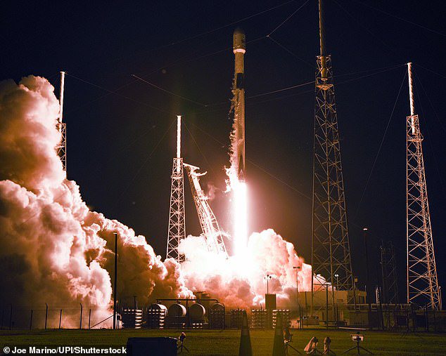 Eine Falcon-9-Rakete von SpaceX hebt am Freitag, den 1. Dezember, von der Cape Canaveral Space Force Station in Florida ab.  An Bord waren zwei O3B mPOWER Kommunikationssatelliten für SES Luxembourg