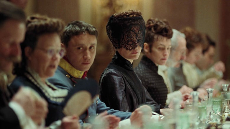 Ein Foto einer Gruppe von Aristokraten, die an einem Tisch speisen, während Kaiserin Elisabeth ein schwarzes Kleid und einen Schleier trägt, als würde sie trauern.