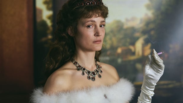 Marie Kreutzers Film Corsage ist eine faszinierende Darstellung einer Ikone des 19. Jahrhunderts, Kaiserin Elisabeth von Österreich