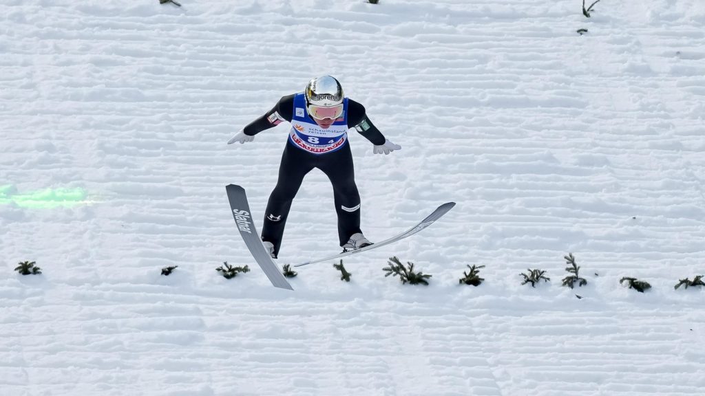 Anze Lanisek gewinnt das dritte FIS-Skisprung-Weltcup-Gold der Saison, während die Titeljagd heiß wird