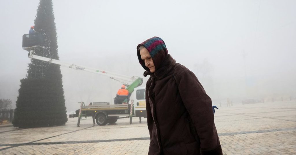 Das nebelverhangene Kiew erholt sich nach russischen Angriffen, die Stromversorgung wird auf 6 Millionen wiederhergestellt