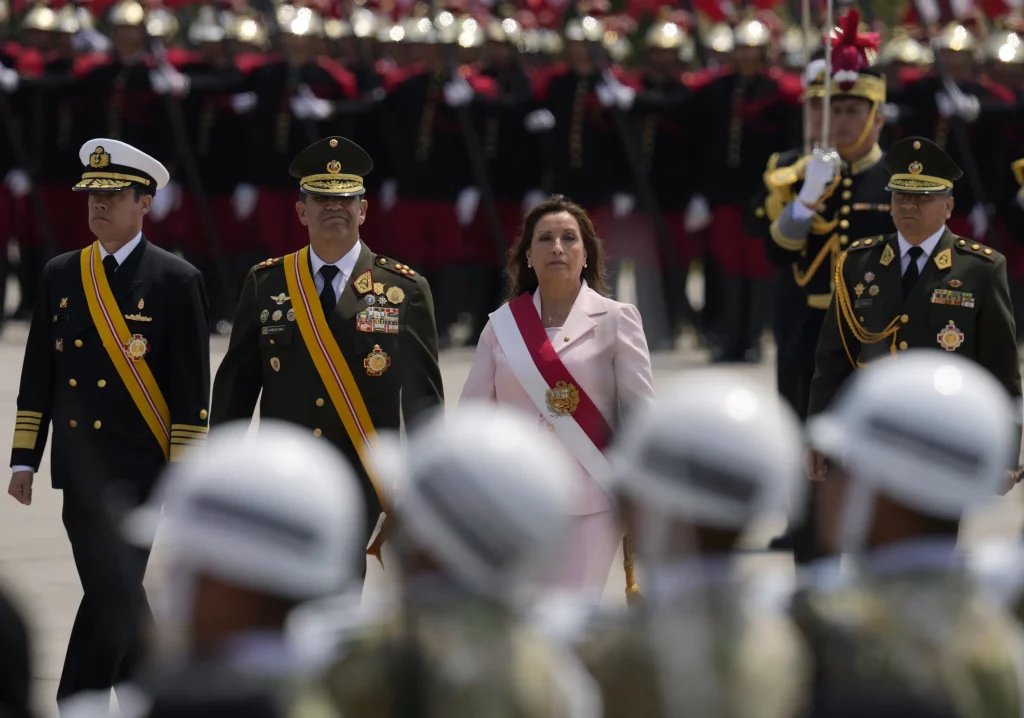 Der neue peruanische Präsident erscheint mit der Armee, um die Macht zu festigen