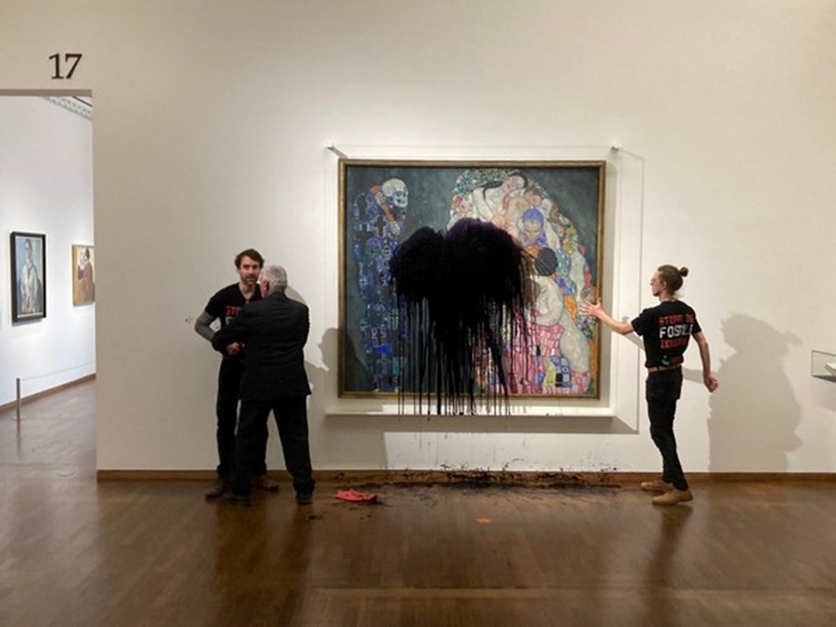 Klimaaktivisten bespritzen Gustav Klimts Gemälde in Wien mit schwarzer Flüssigkeit